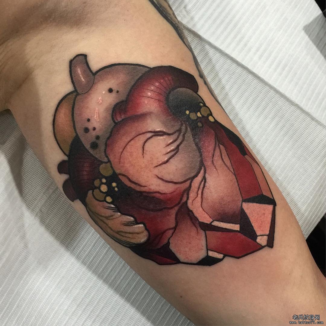 大臂new school彩绘心脏纹身图案