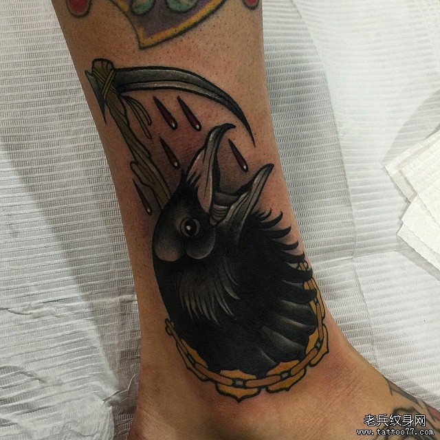 小腿乌鸦镰刀遮盖纹身图案