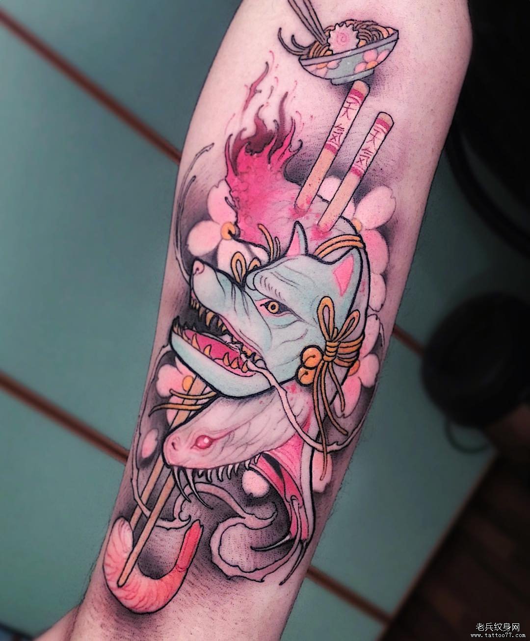 胳膊日式小清新彩色蛇面具筷子纹身图案