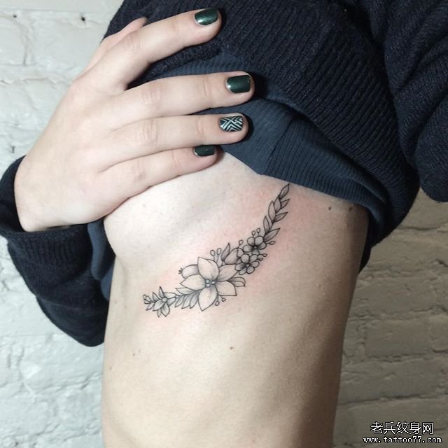 女生侧胸小清新性感花蕊纹身图案