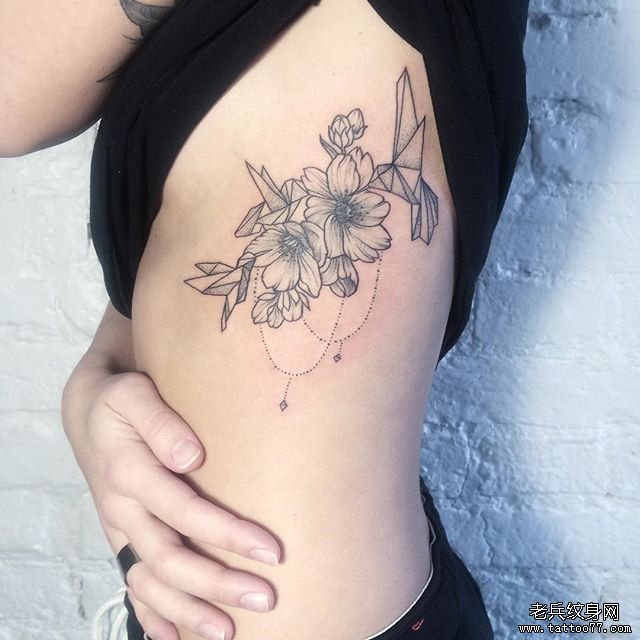 女性侧胸性感小清新花蕊纹身图案