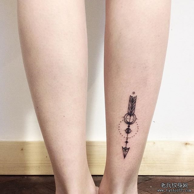 小腿黑灰箭简单点刺线条纹身图案
