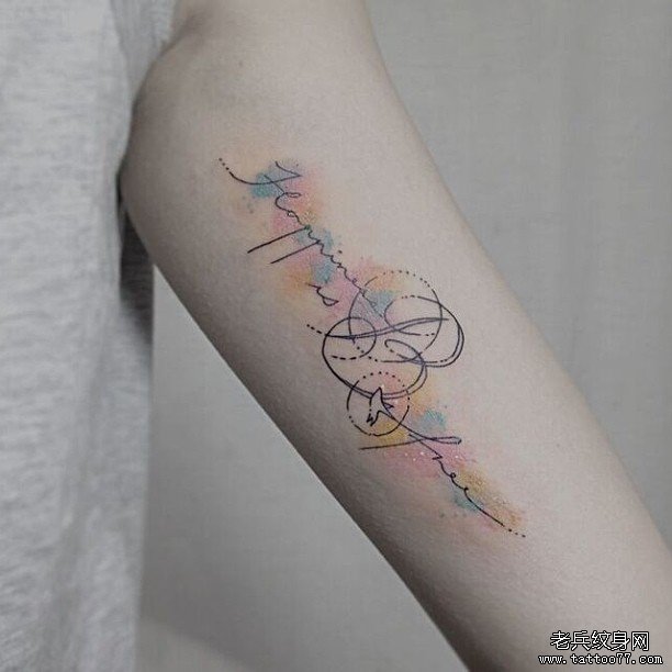 大臂小清新字母线条彩绘水墨纹身图案