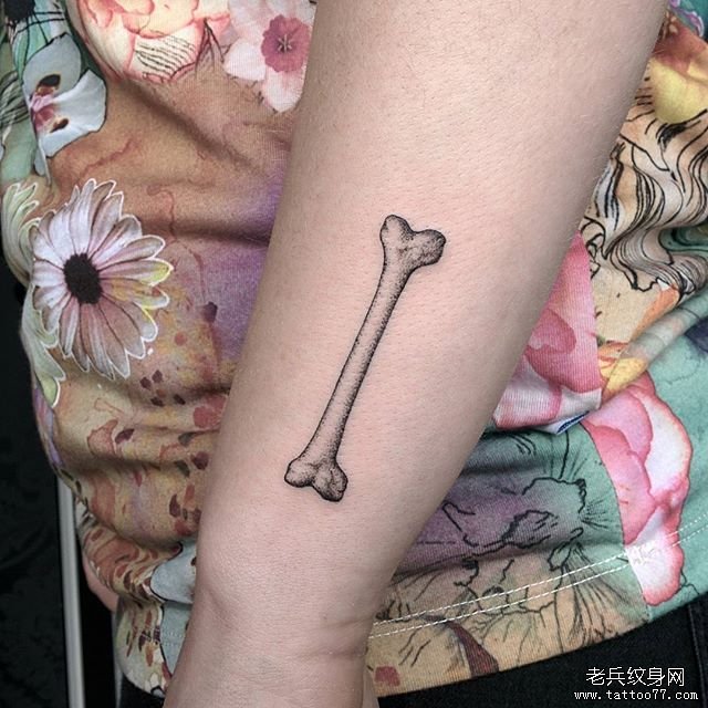 小臂点刺骨头纹身图案