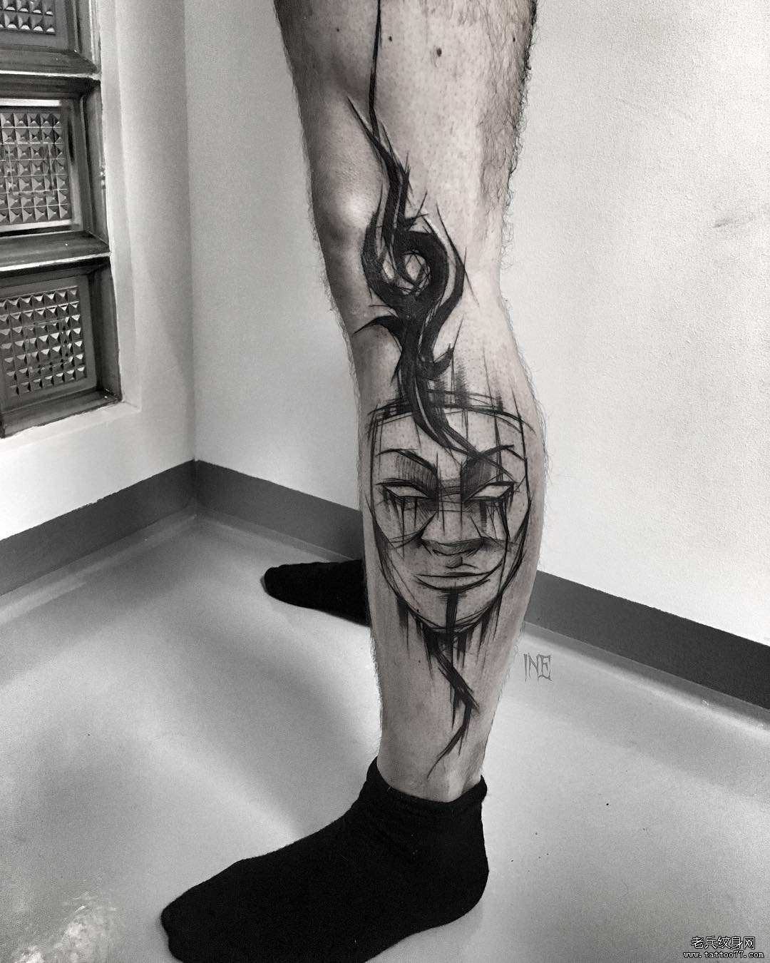 小腿钢笔画风格面具纹身图案