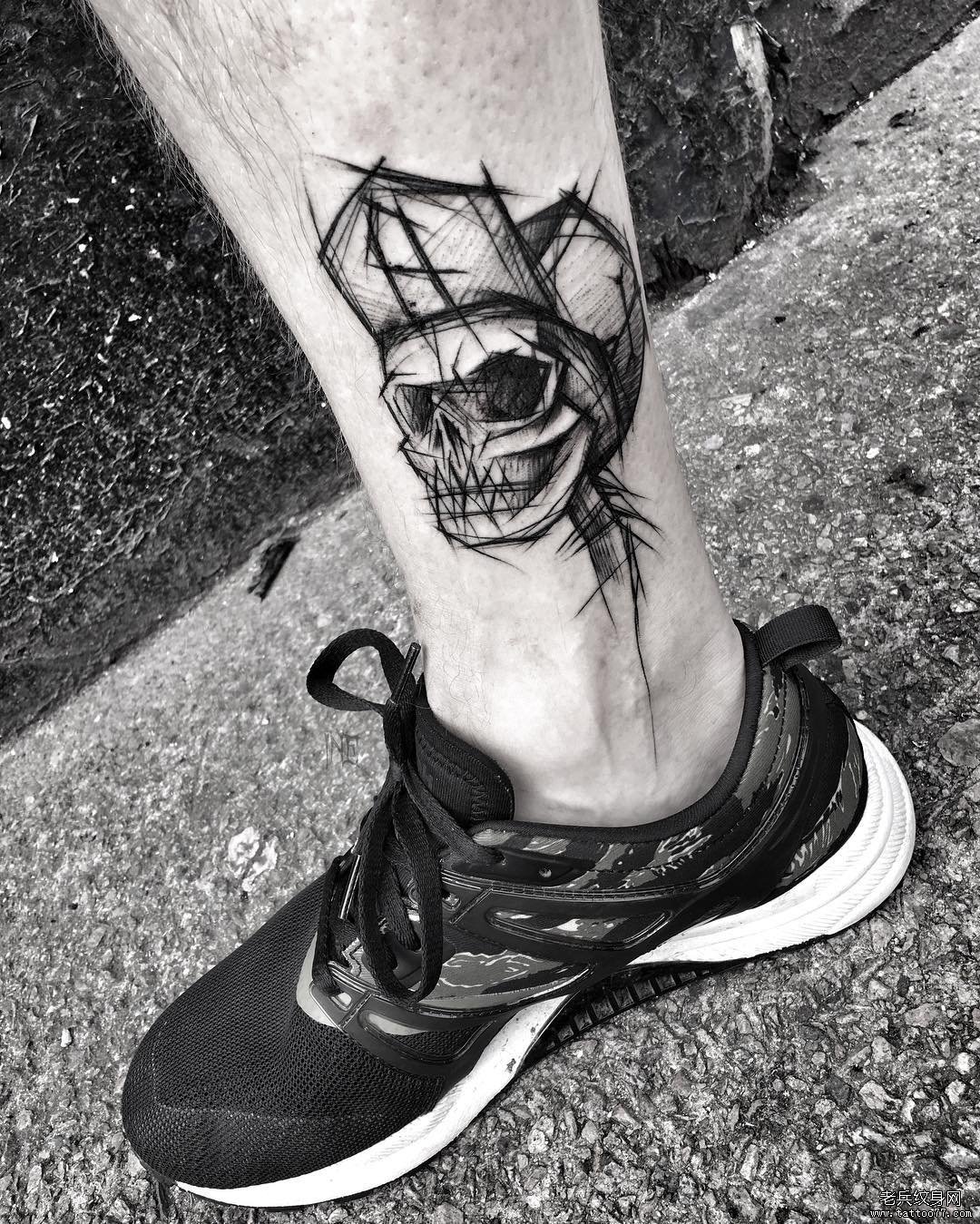 小腿骷髅钢笔画风格纹身图案