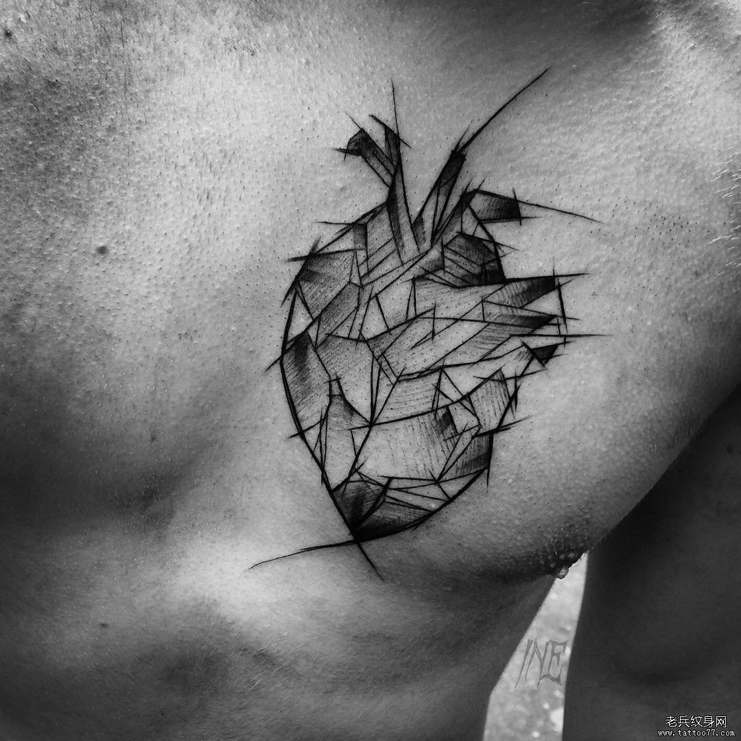 胸部钢笔画风格心脏纹身图案