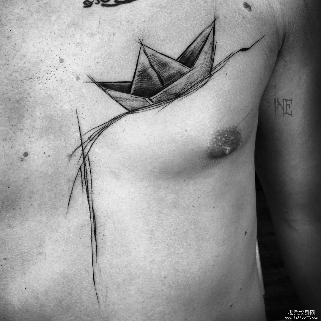 胸部纸船钢笔画风格纹身图案