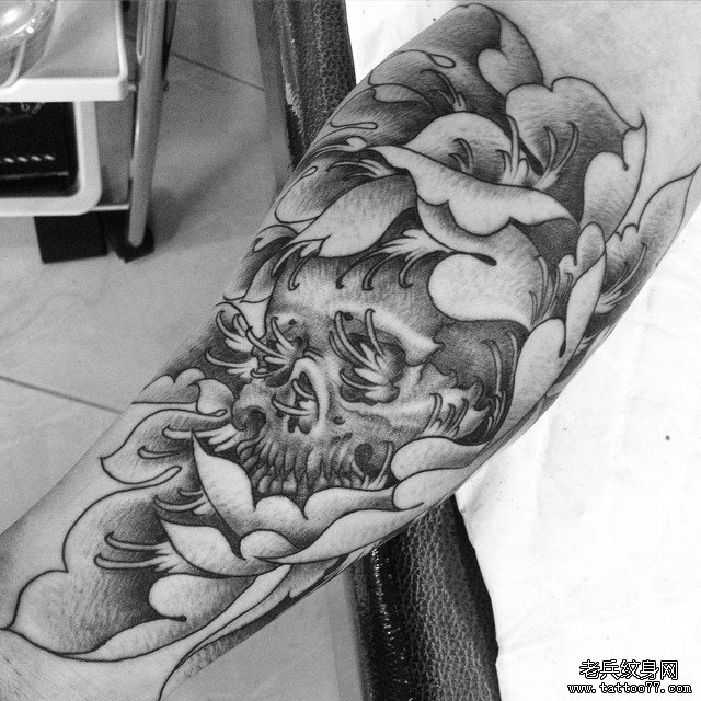 小臂骷髅菊花黑灰传统纹身图案