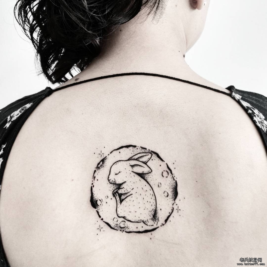 女生背部几何兔子小清新纹身图案