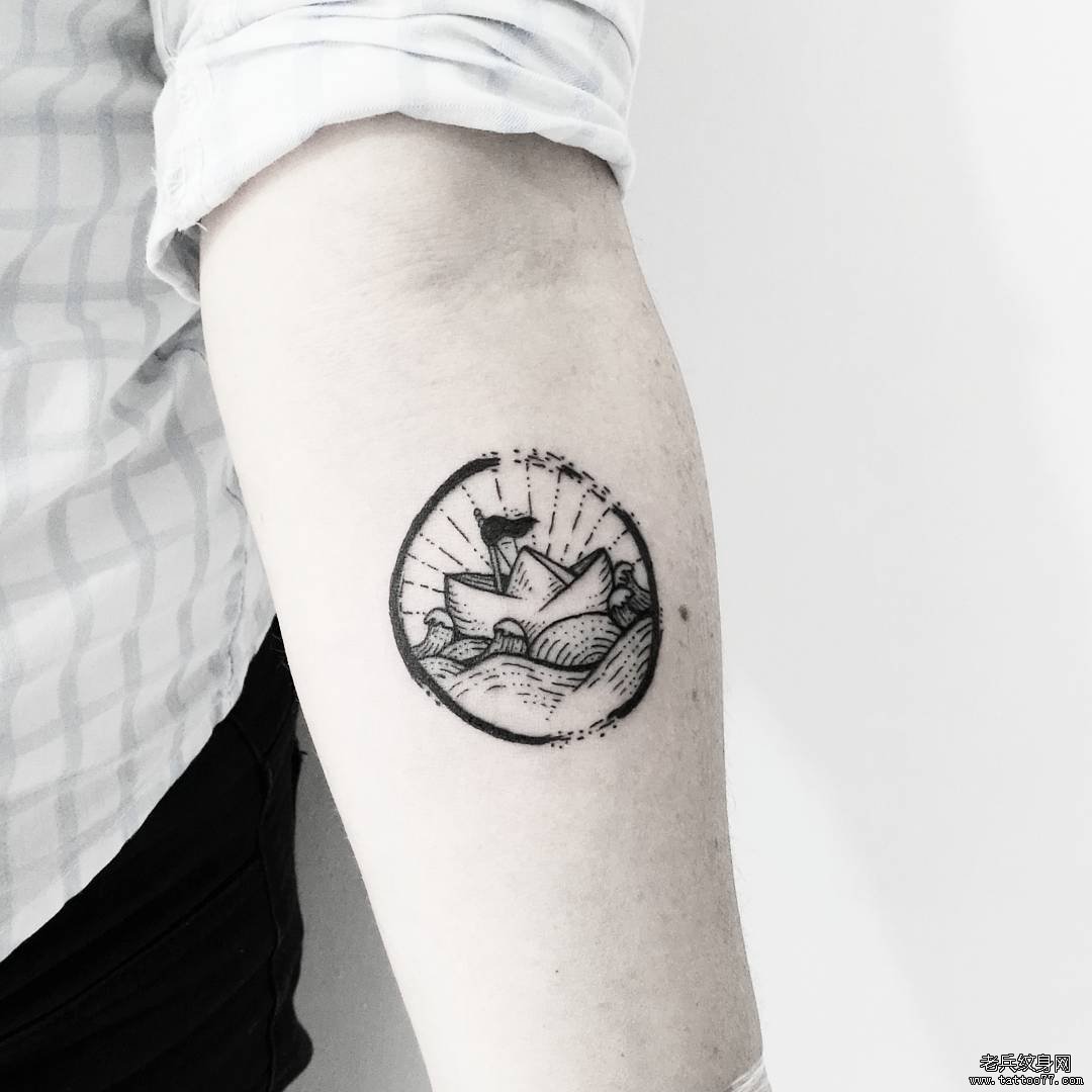 小臂几何帆船海浪纹身图案