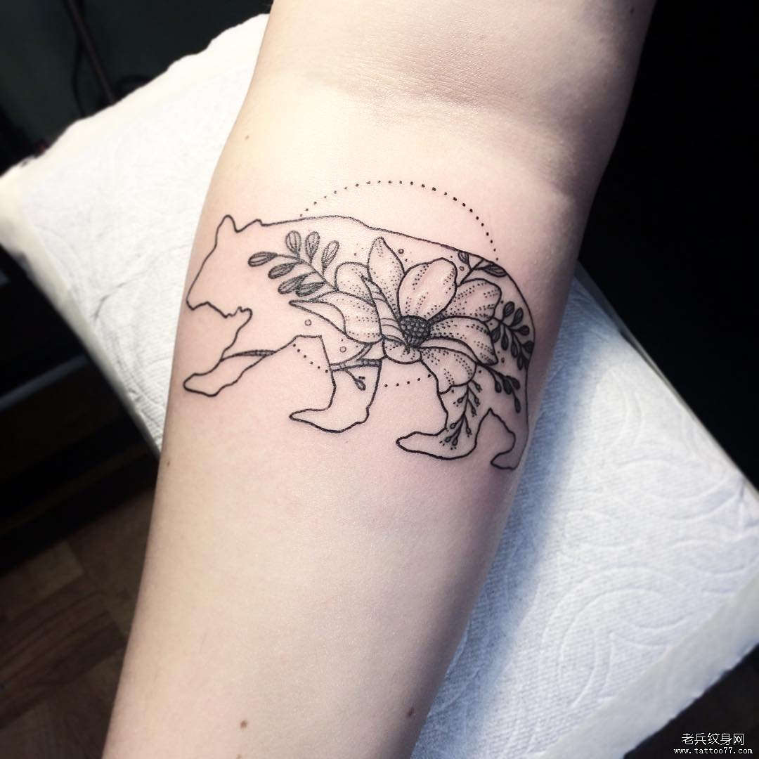小臂熊纹花卉点刺纹身图案