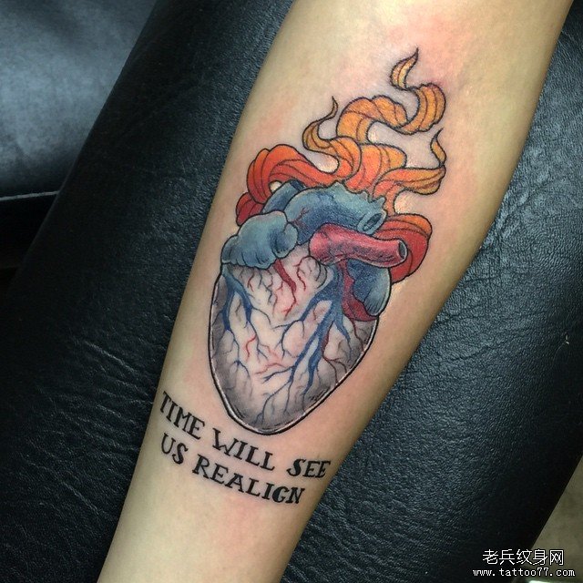 小臂彩绘心脏英文字母纹身图案