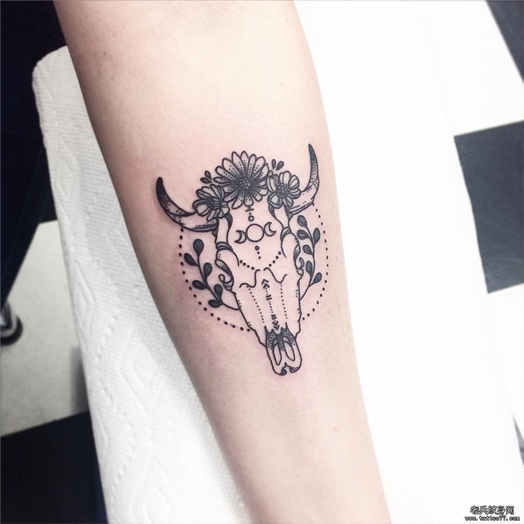小臂牛头骷髅头花卉小清新纹身图案