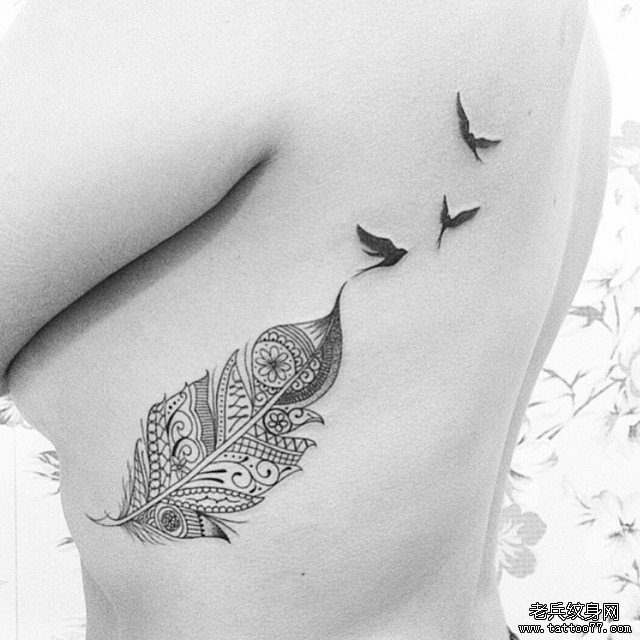 侧胸羽毛鸟儿tattoo纹身图案