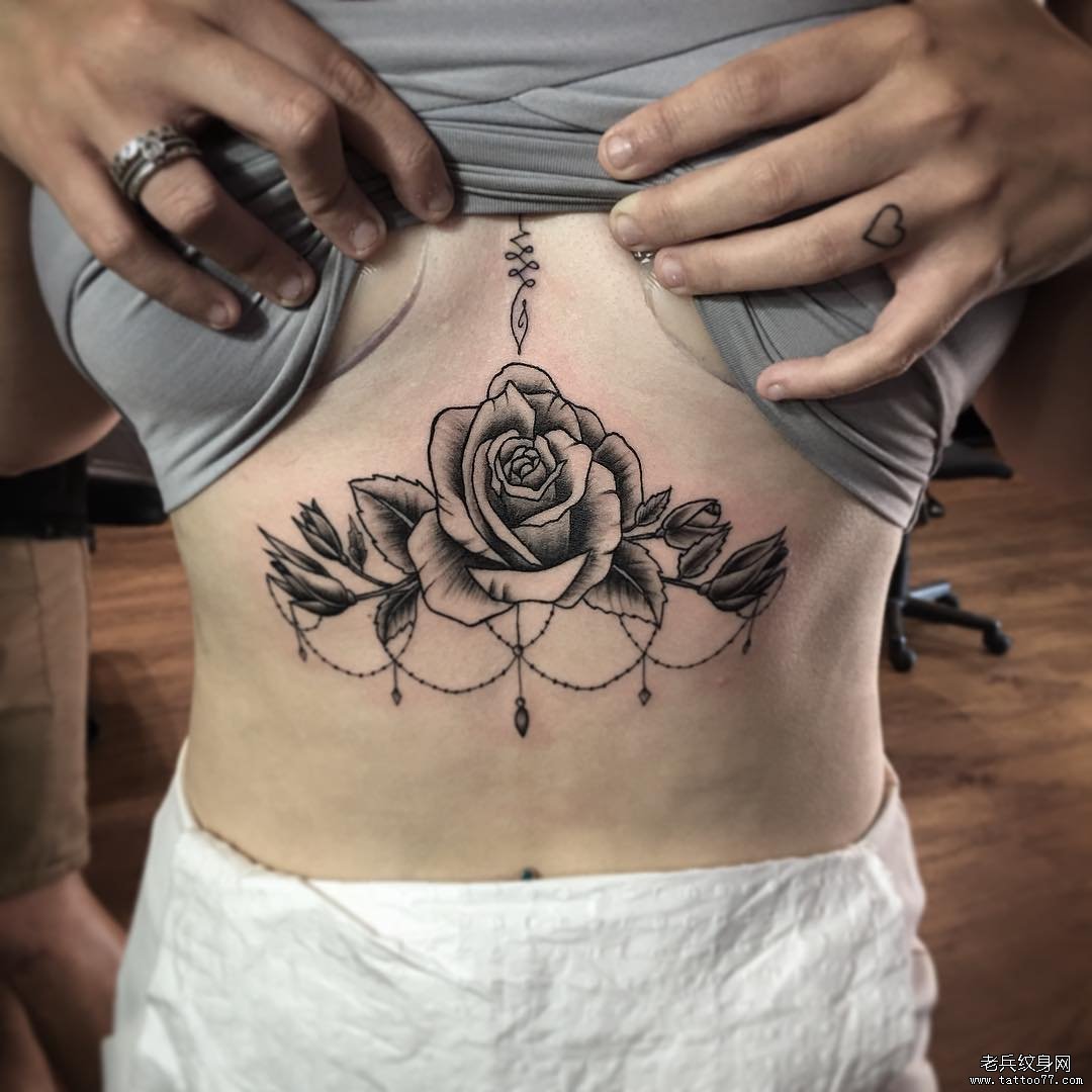 女生胸部玫瑰性感纹身图案