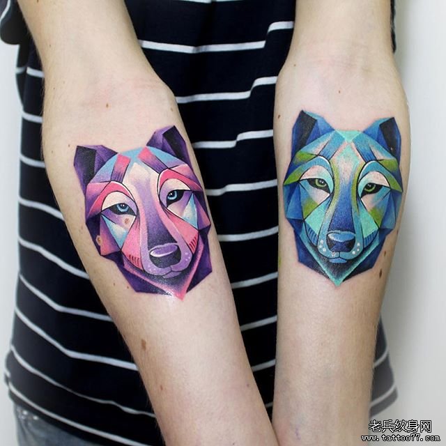 小臂彩色几何狼头纹身图案