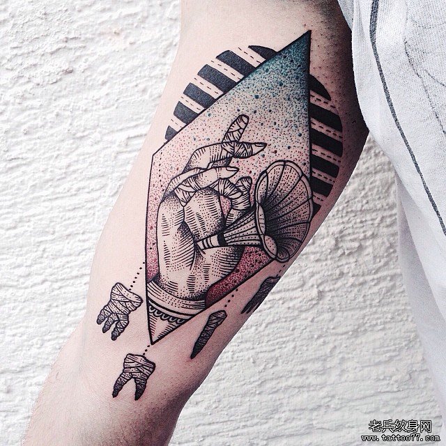 大臂点刺手留声机几何彩绘纹身图案