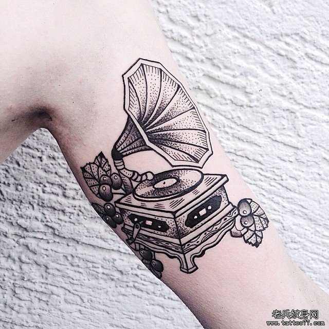 大臂留声机植物点刺纹身图案