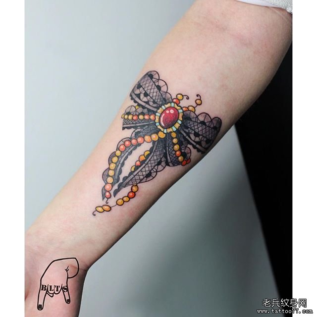 小臂欧美蕾丝蝴蝶结珠宝纹身图案
