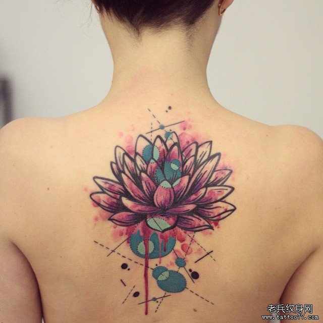背部莲花泼墨彩绘纹身图案