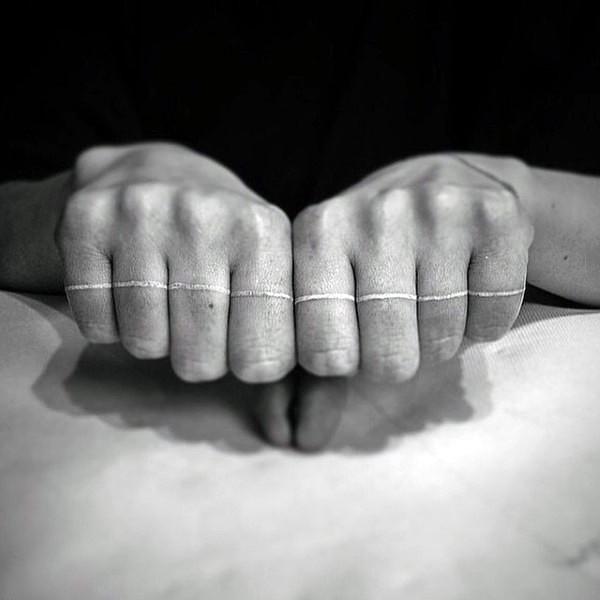 手指上的白色纹身图案