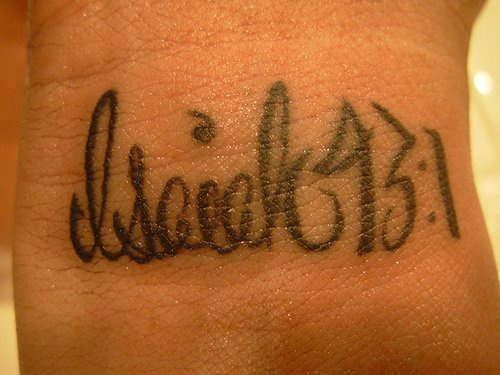 手腕上的英文纹身