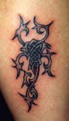 与玫瑰交织的部落纹身图案