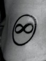 黑色无限符号纹身图案