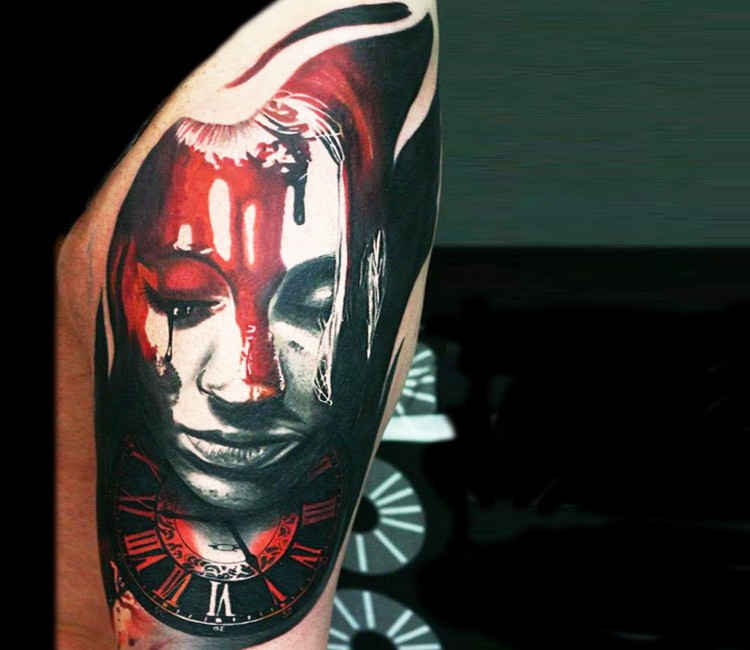 腿部血腥女纹身图案