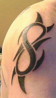 肩部黑色部落符号纹身图片