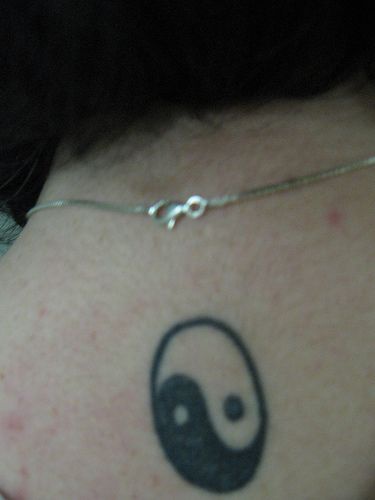 背部黑白八卦纹身图案