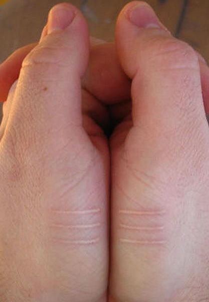 手部白色简约纹身图案