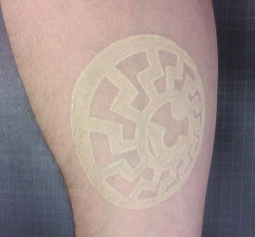 腿部白色圆圈纹身图案