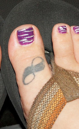 大脚趾上的无限符号纹身图案