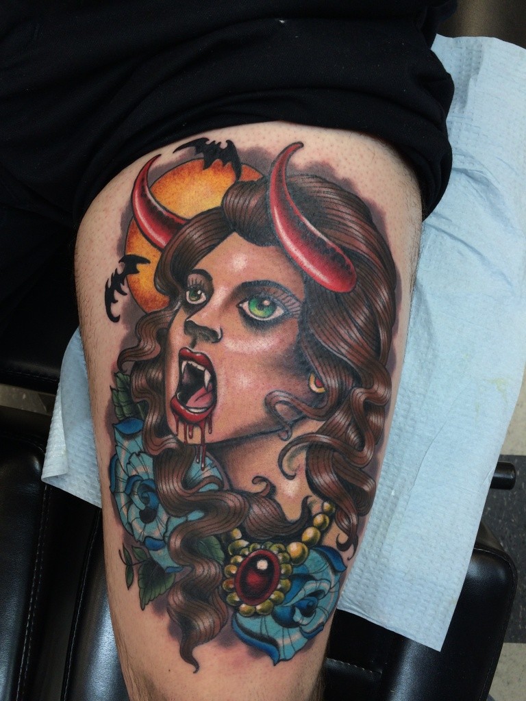 腿部彩色吸血鬼纹身图案