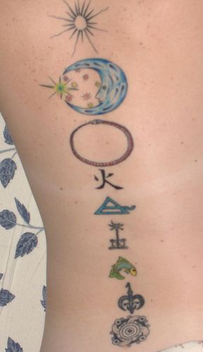 腰部彩色符号纹身图案