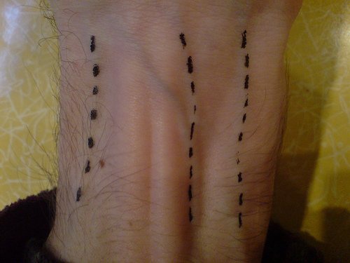 手腕简约线条纹身图案