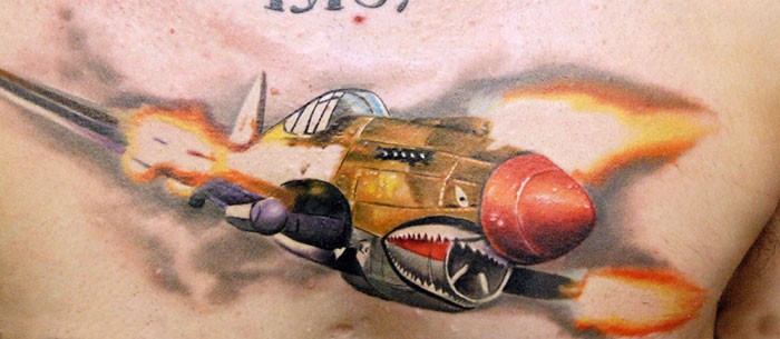 胸部上的3D战斗机纹身图案