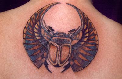 背部甲虫彩色纹身图案