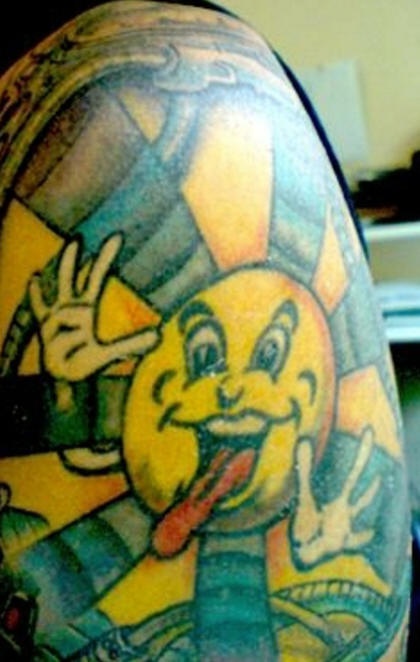 肩部彩色卡通化的太阳纹身图案