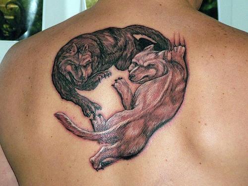 背部跳舞的狼纹身图案