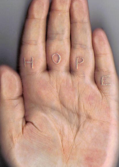 手指上的白色英文纹身图案