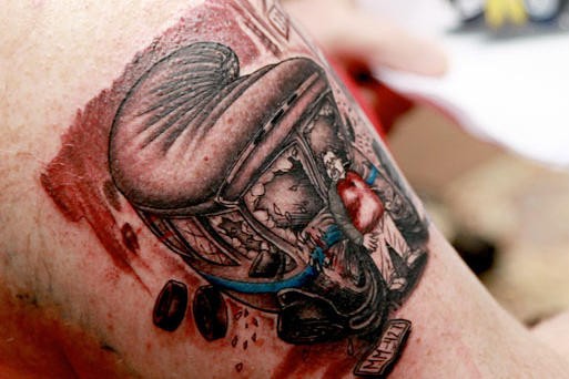 手臂欧美复古风格的老火车头纹身图案