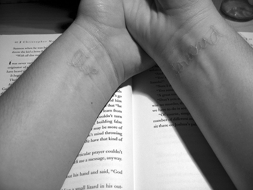 白色手腕上的字母纹身图案