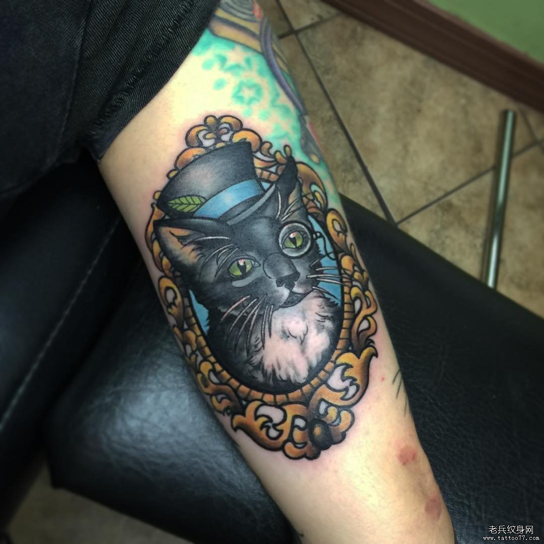 大臂欧美school猫镜子纹身图案