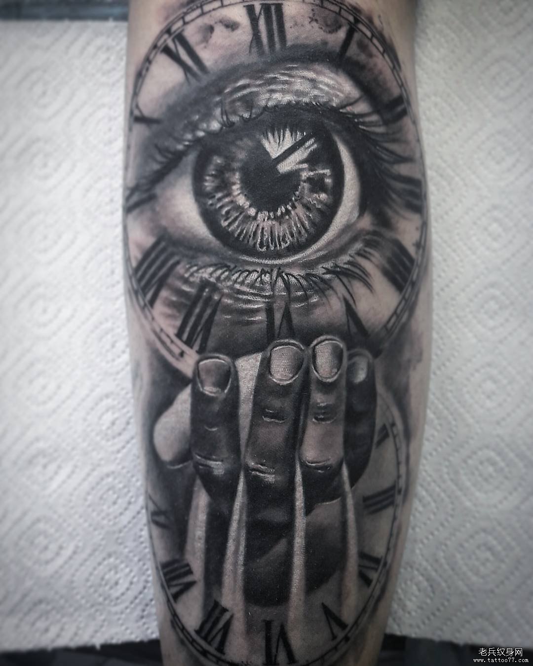 小腿黑灰钟表手眼睛写实纹身图案