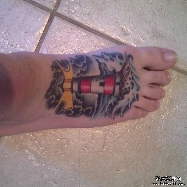 欧美风脚背灯塔海浪纹身图案