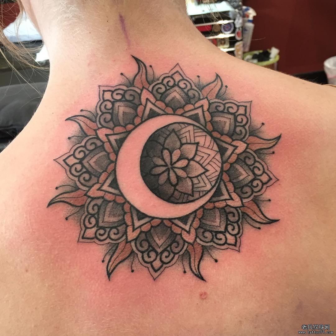 女生背部月亮梵花纹身图案