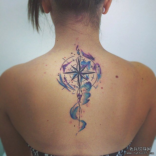 女生背部泼墨指南针纹身图案
